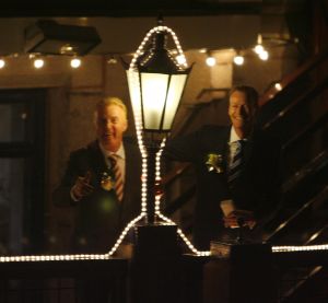 23-12-2006 SHOWBIZZ; ANDRE VAN DUIN EN MARTIN ELFERINK TREDEN IN HET HUWELIJK.Na 4 jaar samenwonen stapten Andre van Duin en Martin Elferink letterlijk in het huwelijksbootje. Voor de deur van Carre beloofde de komiek eeuwige trouw aan zijn zeventien jaar jongere vriend.Getuige was slechts een select gezelschap oa. Simone Kleinsma_ Guus Verstraete_ Joop en Janine van den Ende_manager Theo Rekkers_ Tom Westermeijer en Connie van Gorp.
foto: Albert den Iseger 