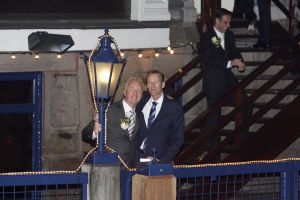 23-12-2006 SHOWBIZZ; ANDRE VAN DUIN EN MARTIN ELFERINK TREDEN IN HET HUWELIJK.Na 4 jaar samenwonen stapten Andre van Duin en Martin Elferink letterlijk in het huwelijksbootje. Voor de deur van Carre beloofde de komiek eeuwige trouw aan zijn zeventien jaar jongere vriend.Getuige was slechts een select gezelschap oa. Simone Kleinsma_ Guus Verstraete_ Joop en Janine van den Ende_manager Theo Rekkers_ Tom Westermeijer en Connie van Gorp.
foto: Albert den Iseger 