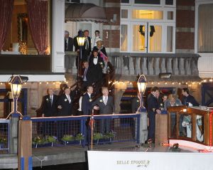 23-12-2006 SHOWBIZZ; ANDRE VAN DUIN EN MARTIN ELFERINK TREDEN IN HET HUWELIJK.Na 4 jaar samenwonen stapten Andre van Duin en Martin Elferink letterlijk in het huwelijksbootje. Voor de deur van Carre beloofde de komiek eeuwige trouw aan zijn zeventien jaar jongere vriend.Getuige was slechts een select gezelschap oa. Simone Kleinsma_ Guus Verstraete_ Joop en Janine van den Ende_manager Theo Rekkers_ Tom Westermeijer en Connie van Gorp.
foto: Albert den Iseger 