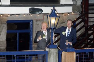 23-12-2006 SHOWBIZZ; ANDRE VAN DUIN EN MARTIN ELFERINK TREDEN IN HET HUWELIJK.Na 4 jaar samenwonen stapten Andre van Duin en Martin Elferink letterlijk in het huwelijksbootje. Voor de deur van Carre beloofde de komiek eeuwige trouw aan zijn zeventien jaar jongere vriend.Getuige was slechts een select gezelschap oa. Simone Kleinsma_ Guus Verstraete_ Joop en Janine van den Ende_manager Theo Rekkers_ Tom Westermeijer en Connie van Gorp.
foto: Albert den Iseger 