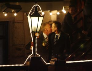23-12-2006 SHOWBIZZ; ANDRE VAN DUIN EN MARTIN ELFERINK TREDEN IN HET HUWELIJK.Na 4 jaar samenwonen stapten Andre van Duin en Martin Elferink letterlijk in het huwelijksbootje. Voor de deur van Carre beloofde de komiek eeuwige trouw aan zijn zeventien jaar jongere vriend.Getuige was slechts een select gezelschap oa. Simone Kleinsma_ Guus Verstraete_ Joop en Janine van den Ende_manager Theo Rekkers_ Tom Westermeijer en Connie van Gorp.
foto: Albert den Iseger 