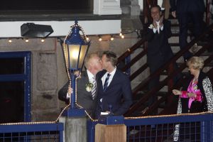 23-12-2006 SHOWBIZZ; ANDRE VAN DUIN EN MARTIN ELFERINK TREDEN IN HET HUWELIJK.Na 4 jaar samenwonen stapten Andre van Duin en Martin Elferink letterlijk in het huwelijksbootje. Voor de deur van Carre beloofde de komiek eeuwige trouw aan zijn zeventien jaar jongere vriend.Getuige was slechts een select gezelschap oa. Simone Kleinsma_ Guus Verstraete_ Joop en Janine van den Ende_manager Theo Rekkers_ Tom Westermeijer en Connie van Gorp.
foto: Albert den Iseger 