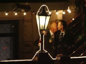 23-12-2006 SHOWBIZZ; ANDRE VAN DUIN EN MARTIN ELFERINK TREDEN IN HET HUWELIJK.Na 4 jaar samenwonen stapten Andre van Duin en Martin Elferink letterlijk in het huwelijksbootje. Voor de deur van Carre beloofde de komiek eeuwige trouw aan zijn zeventien jaar jongere vriend.Getuige was slechts een select gezelschap oa. Simone Kleinsma_ Guus Verstraete_ Joop en Janine van den Ende_manager Theo Rekkers_ Tom Westermeijer en Connie van Gorp.
foto: Albert den Iseger 
