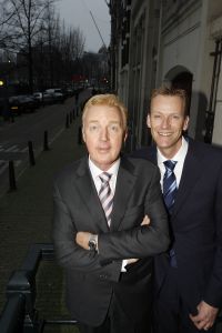 23-12-2006 SHOWBIZZ; ANDRE VAN DUIN EN MARTIN ELFERINK TREDEN IN HET HUWELIJK.Na 4 jaar samenwonen stapten Andre van Duin en Martin Elferink letterlijk in het huwelijksbootje. Voor de deur van Carre beloofde de komiek eeuwige trouw aan zijn zeventien jaar jongere vriend.Getuige was slechts een select gezelschap oa. Simone Kleinsma_ Guus Verstraete_ Joop en Janine van den Ende_manager Theo Rekkers_ Tom Westermeijer en Connie van Gorp.
foto: Albert den Iseger 