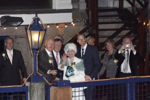 23-12-2006 SHOWBIZZ; ANDRE VAN DUIN EN MARTIN ELFERINK TREDEN IN HET HUWELIJK.Na 4 jaar samenwonen stapten Andre van Duin en Martin Elferink letterlijk in het huwelijksbootje. Voor de deur van Carre beloofde de komiek eeuwige trouw aan zijn zeventien jaar jongere vriend.Getuige was slechts een select gezelschap oa. Simone Kleinsma_ Guus Verstraete_ Joop en Janine van den Ende_manager Theo Rekkers_ Tom Westermeijer en Connie van Gorp.
foto: Albert den Iseger 