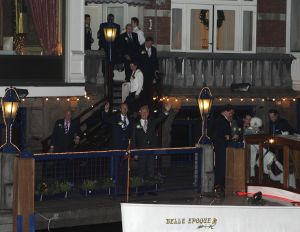 23-12-2006 SHOWBIZZ; ANDRE VAN DUIN EN MARTIN ELFERINK TREDEN IN HET HUWELIJK.Na 4 jaar samenwonen stapten Andre van Duin en Martin Elferink letterlijk in het huwelijksbootje. Voor de deur van Carre beloofde de komiek eeuwige trouw aan zijn zeventien jaar jongere vriend.Getuige was slechts een select gezelschap oa. Simone Kleinsma_ Guus Verstraete_ Joop en Janine van den Ende_manager Theo Rekkers_ Tom Westermeijer en Connie van Gorp.
foto: Albert den Iseger 
