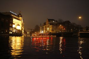 23-12-2006 SHOWBIZZ; ANDRE VAN DUIN EN MARTIN ELFERINK TREDEN IN HET HUWELIJK.Na 4 jaar samenwonen stapten Andre van Duin en Martin Elferink letterlijk in het huwelijksbootje. Voor de deur van Carre beloofde de komiek eeuwige trouw aan zijn zeventien jaar jongere vriend.Getuige was slechts een select gezelschap oa. Simone Kleinsma_ Guus Verstraete_ Joop en Janine van den Ende_manager Theo Rekkers_ Tom Westermeijer en Connie van Gorp.
foto: Albert den Iseger 