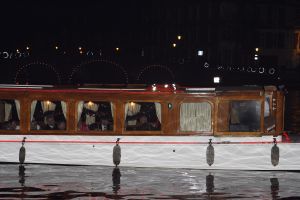 23-12-2006 SHOWBIZZ; ANDRE VAN DUIN EN MARTIN ELFERINK TREDEN IN HET HUWELIJK.Na 4 jaar samenwonen stapten Andre van Duin en Martin Elferink letterlijk in het huwelijksbootje. Voor de deur van Carre beloofde de komiek eeuwige trouw aan zijn zeventien jaar jongere vriend.Getuige was slechts een select gezelschap oa. Simone Kleinsma_ Guus Verstraete_ Joop en Janine van den Ende_manager Theo Rekkers_ Tom Westermeijer en Connie van Gorp.
foto: Albert den Iseger 