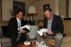 28-11-2006 SHOWBIZZ; EVERT SANTEGOEDS ONTVANGT PAUL BURRELL THUIS IN AMSTERDAM.Het werd een gezellig samenzijn thuis bij Evert Santegoeds en Paul Burrell de ex butler van princess Diana. 
foto: Albert den Iseger.