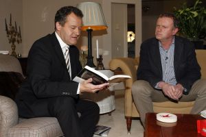 28-11-2006 SHOWBIZZ; EVERT SANTEGOEDS ONTVANGT PAUL BURRELL THUIS IN AMSTERDAM.Het werd een gezellig samenzijn thuis bij Evert Santegoeds en Paul Burrell de ex butler van princess Diana. 
foto: Albert den Iseger.