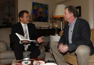 28-11-2006 SHOWBIZZ; EVERT SANTEGOEDS ONTVANGT PAUL BURRELL THUIS IN AMSTERDAM.Het werd een gezellig samenzijn thuis bij Evert Santegoeds en Paul Burrell de ex butler van princess Diana. 
foto: Albert den Iseger.