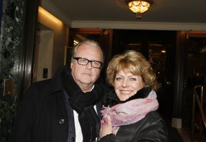 23-12-2006 SHOWBIZZ; ANDRE VAN DUIN EN MARTIN ELFERINK TREDEN IN HET HUWELIJK.Na 4 jaar samenwonen stapten Andre van Duin en Martin Elferink letterlijk in het huwelijksbootje. Voor de deur van Carre beloofde de komiek eeuwige trouw aan zijn zeventien jaar jongere vriend.Getuige was slechts een select gezelschap oa. Simone Kleinsma_ Guus Verstraete_ Joop en Janine van den Ende_manager Theo Rekkers_ Tom Westermeijer en Connie van Gorp.
foto: Albert den Iseger 