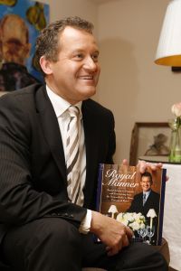 28-11-2006 SHOWBIZZ; EVERT SANTEGOEDS ONTVANGT PAUL BURRELL THUIS IN AMSTERDAM.Het werd een gezellig samenzijn thuis bij Evert Santegoeds en Paul Burrell de ex butler van princess Diana. 
foto: Albert den Iseger.