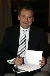 28-11-2006 SHOWBIZZ; EVERT SANTEGOEDS ONTVANGT PAUL BURRELL THUIS IN AMSTERDAM.Het werd een gezellig samenzijn thuis bij Evert Santegoeds en Paul Burrell de ex butler van princess Diana. 
foto: Albert den Iseger.
