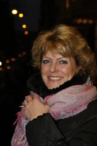 23-12-2006 SHOWBIZZ; ANDRE VAN DUIN EN MARTIN ELFERINK TREDEN IN HET HUWELIJK.Na 4 jaar samenwonen stapten Andre van Duin en Martin Elferink letterlijk in het huwelijksbootje. Voor de deur van Carre beloofde de komiek eeuwige trouw aan zijn zeventien jaar jongere vriend.Getuige was slechts een select gezelschap oa. Simone Kleinsma_ Guus Verstraete_ Joop en Janine van den Ende_manager Theo Rekkers_ Tom Westermeijer en Connie van Gorp.
foto: Albert den Iseger 