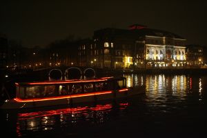23-12-2006 SHOWBIZZ; ANDRE VAN DUIN EN MARTIN ELFERINK TREDEN IN HET HUWELIJK.Na 4 jaar samenwonen stapten Andre van Duin en Martin Elferink letterlijk in het huwelijksbootje. Voor de deur van Carre beloofde de komiek eeuwige trouw aan zijn zeventien jaar jongere vriend.Getuige was slechts een select gezelschap oa. Simone Kleinsma_ Guus Verstraete_ Joop en Janine van den Ende_manager Theo Rekkers_ Tom Westermeijer en Connie van Gorp.
foto: Albert den Iseger 