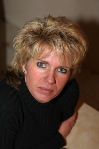 19-01-2008 SHOWBIZZ; MARJO VERKLAART IK BEN NIET ZWANGER VAN ARNE JANSEN. Marjo was meer dan 6 jaar de chauffeur van Arne Jansen en bracht hem door heel het land naar alle optredens. Nu word er van alle kanten gefluisterd dan zij al voor hele lange tijd een relatie hadden. Prive ging op onderzoek uit en kwam terecht bij Marjo thuis, zij ontkende een sexuele relatie gehad te hebben met Arne Jansen en liet zien ook niet zwanger te zijn van Arne. Marjo is al heel lang gelukkig getrouwd en heeft zelf 2 kleine kinderen. Deze week het hele verhaal in de Prive.
foto: Albert den Iseger.