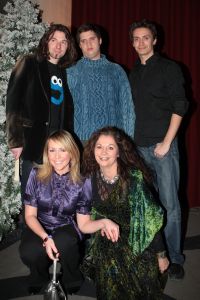 21-12-2007 SHOWBIZZ; SPETTEREND KERSTCIRCUS IN CARRE. Het Kerstcircus 2007 is een eerbetoon aan Gert Jan Droge, de tv ster die als spreekstalmeester in Carre twee jaar geleden zo geweldig op zijn plaats bleek. Circusproducent Henk van der Meijden heeft weer een aantal opmerkelijke acts dit jaar. Vele bekenden waren weer aanwezig oa. Gerard Cox en zijn vrouw, Frits Wester en familie, Belinda Meuldijk en aanhang,Mies Bouwman, Lenie van t Hart, Gerard Joling met vriend Hans Klok, Xandra Brood met kinderen en nog vele anderen.
Foto: Albert den Iseger.