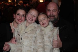 21-12-2007 SHOWBIZZ; SPETTEREND KERSTCIRCUS IN CARRE. Het Kerstcircus 2007 is een eerbetoon aan Gert Jan Droge, de tv ster die als spreekstalmeester in Carre twee jaar geleden zo geweldig op zijn plaats bleek. Circusproducent Henk van der Meijden heeft weer een aantal opmerkelijke acts dit jaar. Vele bekenden waren weer aanwezig oa. Gerard Cox en zijn vrouw, Frits Wester en familie, Belinda Meuldijk en aanhang,Mies Bouwman, Lenie van t Hart, Gerard Joling met vriend Hans Klok, Xandra Brood met kinderen en nog vele anderen.
Foto: Albert den Iseger.