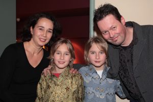 21-12-2007 SHOWBIZZ; SPETTEREND KERSTCIRCUS IN CARRE. Het Kerstcircus 2007 is een eerbetoon aan Gert Jan Droge, de tv ster die als spreekstalmeester in Carre twee jaar geleden zo geweldig op zijn plaats bleek. Circusproducent Henk van der Meijden heeft weer een aantal opmerkelijke acts dit jaar. Vele bekenden waren weer aanwezig oa. Gerard Cox en zijn vrouw, Frits Wester en familie, Belinda Meuldijk en aanhang,Mies Bouwman, Lenie van t Hart, Gerard Joling met vriend Hans Klok, Xandra Brood met kinderen en nog vele anderen.
Foto: Albert den Iseger.