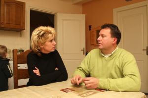 19-01-2008 SHOWBIZZ; MARJO VERKLAART IK BEN NIET ZWANGER VAN ARNE JANSEN. Marjo was meer dan 6 jaar de chauffeur van Arne Jansen en bracht hem door heel het land naar alle optredens. Nu word er van alle kanten gefluisterd dan zij al voor hele lange tijd een relatie hadden. Prive ging op onderzoek uit en kwam terecht bij Marjo thuis, zij ontkende een sexuele relatie gehad te hebben met Arne Jansen en liet zien ook niet zwanger te zijn van Arne. Marjo is al heel lang gelukkig getrouwd en heeft zelf 2 kleine kinderen. Deze week het hele verhaal in de Prive.
foto: Albert den Iseger.