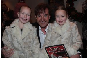 21-12-2007 SHOWBIZZ; SPETTEREND KERSTCIRCUS IN CARRE. Het Kerstcircus 2007 is een eerbetoon aan Gert Jan Droge, de tv ster die als spreekstalmeester in Carre twee jaar geleden zo geweldig op zijn plaats bleek. Circusproducent Henk van der Meijden heeft weer een aantal opmerkelijke acts dit jaar. Vele bekenden waren weer aanwezig oa. Gerard Cox en zijn vrouw, Frits Wester en familie, Belinda Meuldijk en aanhang,Mies Bouwman, Lenie van t Hart, Gerard Joling met vriend Hans Klok, Xandra Brood met kinderen en nog vele anderen.
Foto: Albert den Iseger.