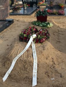 19-01-2008 SHOWBIZZ; MARJO VERKLAART IK BEN NIET ZWANGER VAN ARNE JANSEN. Marjo was meer dan 6 jaar de chauffeur van Arne Jansen en bracht hem door heel het land naar alle optredens. Nu word er van alle kanten gefluisterd dan zij al voor hele lange tijd een relatie hadden. Prive ging op onderzoek uit en kwam terecht bij Marjo thuis, zij ontkende een sexuele relatie gehad te hebben met Arne Jansen en liet zien ook niet zwanger te zijn van Arne. Marjo is al heel lang gelukkig getrouwd en heeft zelf 2 kleine kinderen. Deze week het hele verhaal in de Prive.
foto: Albert den Iseger.