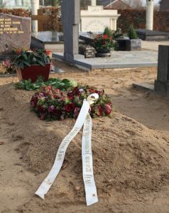 19-01-2008 SHOWBIZZ; MARJO VERKLAART IK BEN NIET ZWANGER VAN ARNE JANSEN. Marjo was meer dan 6 jaar de chauffeur van Arne Jansen en bracht hem door heel het land naar alle optredens. Nu word er van alle kanten gefluisterd dan zij al voor hele lange tijd een relatie hadden. Prive ging op onderzoek uit en kwam terecht bij Marjo thuis, zij ontkende een sexuele relatie gehad te hebben met Arne Jansen en liet zien ook niet zwanger te zijn van Arne. Marjo is al heel lang gelukkig getrouwd en heeft zelf 2 kleine kinderen. Deze week het hele verhaal in de Prive.
foto: Albert den Iseger.