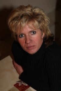 19-01-2008 SHOWBIZZ; MARJO VERKLAART IK BEN NIET ZWANGER VAN ARNE JANSEN. Marjo was meer dan 6 jaar de chauffeur van Arne Jansen en bracht hem door heel het land naar alle optredens. Nu word er van alle kanten gefluisterd dan zij al voor hele lange tijd een relatie hadden. Prive ging op onderzoek uit en kwam terecht bij Marjo thuis, zij ontkende een sexuele relatie gehad te hebben met Arne Jansen en liet zien ook niet zwanger te zijn van Arne. Marjo is al heel lang gelukkig getrouwd en heeft zelf 2 kleine kinderen. Deze week het hele verhaal in de Prive.
foto: Albert den Iseger.
