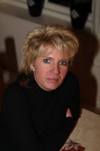 19-01-2008 SHOWBIZZ; MARJO VERKLAART IK BEN NIET ZWANGER VAN ARNE JANSEN. Marjo was meer dan 6 jaar de chauffeur van Arne Jansen en bracht hem door heel het land naar alle optredens. Nu word er van alle kanten gefluisterd dan zij al voor hele lange tijd een relatie hadden. Prive ging op onderzoek uit en kwam terecht bij Marjo thuis, zij ontkende een sexuele relatie gehad te hebben met Arne Jansen en liet zien ook niet zwanger te zijn van Arne. Marjo is al heel lang gelukkig getrouwd en heeft zelf 2 kleine kinderen. Deze week het hele verhaal in de Prive.
foto: Albert den Iseger.