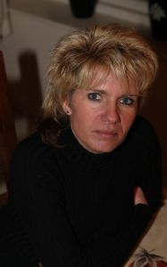 19-01-2008 SHOWBIZZ; MARJO VERKLAART IK BEN NIET ZWANGER VAN ARNE JANSEN. Marjo was meer dan 6 jaar de chauffeur van Arne Jansen en bracht hem door heel het land naar alle optredens. Nu word er van alle kanten gefluisterd dan zij al voor hele lange tijd een relatie hadden. Prive ging op onderzoek uit en kwam terecht bij Marjo thuis, zij ontkende een sexuele relatie gehad te hebben met Arne Jansen en liet zien ook niet zwanger te zijn van Arne. Marjo is al heel lang gelukkig getrouwd en heeft zelf 2 kleine kinderen. Deze week het hele verhaal in de Prive.
foto: Albert den Iseger.