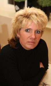 19-01-2008 SHOWBIZZ; MARJO VERKLAART IK BEN NIET ZWANGER VAN ARNE JANSEN. Marjo was meer dan 6 jaar de chauffeur van Arne Jansen en bracht hem door heel het land naar alle optredens. Nu word er van alle kanten gefluisterd dan zij al voor hele lange tijd een relatie hadden. Prive ging op onderzoek uit en kwam terecht bij Marjo thuis, zij ontkende een sexuele relatie gehad te hebben met Arne Jansen en liet zien ook niet zwanger te zijn van Arne. Marjo is al heel lang gelukkig getrouwd en heeft zelf 2 kleine kinderen. Deze week het hele verhaal in de Prive.
foto: Albert den Iseger.
