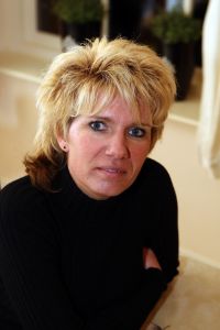 19-01-2008 SHOWBIZZ; MARJO VERKLAART IK BEN NIET ZWANGER VAN ARNE JANSEN. Marjo was meer dan 6 jaar de chauffeur van Arne Jansen en bracht hem door heel het land naar alle optredens. Nu word er van alle kanten gefluisterd dan zij al voor hele lange tijd een relatie hadden. Prive ging op onderzoek uit en kwam terecht bij Marjo thuis, zij ontkende een sexuele relatie gehad te hebben met Arne Jansen en liet zien ook niet zwanger te zijn van Arne. Marjo is al heel lang gelukkig getrouwd en heeft zelf 2 kleine kinderen. Deze week het hele verhaal in de Prive.
foto: Albert den Iseger.