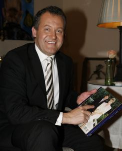 13-01-2008 SHOWBIZZ; PAUL BURRELL MOET OOK HET GETUIGENBANKJE IN BIJ ONDERZOEK DOOD DIANA EN DODI AL FAYED. Na vele politieagenten, toeschouwers en Paparazzi moet nu ook goede vriend en butler Paul Burrell getuigen in het onderzoek naar de dood van beide. Morgen moet hij zijn zegje doen in de Royal Courts of Justice of Londen. Burrell heeft altijd ontkend dat beide op het punt stonden in het huwelijksbootje te stappen. Uitvoerig werd dat beschreven in zijn boek  The way we were.
foto: Albert den Iseger.