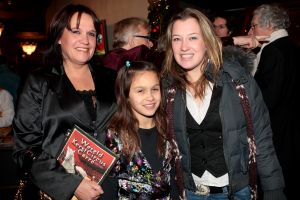 21-12-2007 SHOWBIZZ; SPETTEREND KERSTCIRCUS IN CARRE. Het Kerstcircus 2007 is een eerbetoon aan Gert Jan Droge, de tv ster die als spreekstalmeester in Carre twee jaar geleden zo geweldig op zijn plaats bleek. Circusproducent Henk van der Meijden heeft weer een aantal opmerkelijke acts dit jaar. Vele bekenden waren weer aanwezig oa. Gerard Cox en zijn vrouw, Frits Wester en familie, Belinda Meuldijk en aanhang,Mies Bouwman, Lenie van t Hart, Gerard Joling met vriend Hans Klok, Xandra Brood met kinderen en nog vele anderen.
Foto: Albert den Iseger.