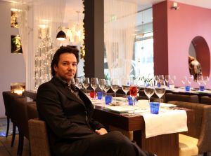 01-01-2008 SHOWBIZZ: ARTIESTENMANAGER SPIROS HEEFT GENOEG VAN DE SHOWBIZZ. Spiros heeft genoeg van de Showbizz in Nederland en heeft samen met zijn nieuwe liefde Lisa en Grieks restaurant in Utrecht waar hij ook al een discotheek had genaamd Storm.Deze week in de Prive zijn verhaal over het artiestenvak en waarom hij er mee stopte.
Foto: Albert den Iseger