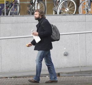 31-01-2008 SHOWBIZZ; VICTOR REINIER GETEKEND DOOR HOTELDRAMA. Nu maanden na het hoteldrama met zijn vriendin Kim Petit loopt Victor regelmatig door Maastricht. Onherkenbaar voor zijn vele fans in de stad van Flikken Maastricht.Het gehele verhaal over Victor deze week in de Prive.
foto: Albert den Iseger
