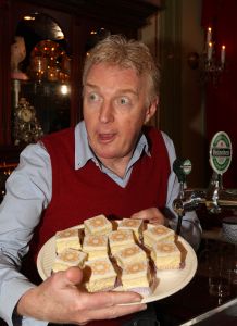 30-01-2009 SHOWBIZZ; ANDRE VAN DUIN KIEST WEER VOOR CORRY VAN GORP. Wat niemand meer voor mogelijk had gehouden gaat nu echt gebeuren. Andre van Duin en Corry van Gorp gaan weer samenwerken. De komiek polste zijn oud collega en die had er wel oren naar, maar het word geen gooi en smijt werk meer zo vertelde Corry mij. Ik ben nog in een goede conditie maar niet meer voor het te gekke werk. Mevrouw de Bok straks weer terug, dat word weer lachen en gieren.
foto: Albert den Iseger.