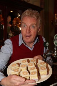 30-01-2009 SHOWBIZZ; ANDRE VAN DUIN KIEST WEER VOOR CORRY VAN GORP. Wat niemand meer voor mogelijk had gehouden gaat nu echt gebeuren. Andre van Duin en Corry van Gorp gaan weer samenwerken. De komiek polste zijn oud collega en die had er wel oren naar, maar het word geen gooi en smijt werk meer zo vertelde Corry mij. Ik ben nog in een goede conditie maar niet meer voor het te gekke werk. Mevrouw de Bok straks weer terug, dat word weer lachen en gieren.
foto: Albert den Iseger.