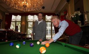 30-01-2009 SHOWBIZZ; ANDRE VAN DUIN KIEST WEER VOOR CORRY VAN GORP. Wat niemand meer voor mogelijk had gehouden gaat nu echt gebeuren. Andre van Duin en Corry van Gorp gaan weer samenwerken. De komiek polste zijn oud collega en die had er wel oren naar, maar het word geen gooi en smijt werk meer zo vertelde Corry mij. Ik ben nog in een goede conditie maar niet meer voor het te gekke werk. Mevrouw de Bok straks weer terug, dat word weer lachen en gieren.
foto: Albert den Iseger.