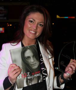 23-01-2009 SHOWBIZZ: GEELS EVENEMENTEN BUREAU VIERT WEER JAARLIJKS AWARD FEESTJE IN BOB SALOON. Tal van bekenden trotseerden het slechte weer om een avondje feest te vieren in Bob saloon en te genieten van tal van optredens. Gaston Starreveld babbelde het geheel aan elkaar en de charmante Carla Geels verraste de diverse artiesten op een ware Geels Award.
foto: Albert den Iseger.