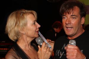 23-01-2009 SHOWBIZZ: GEELS EVENEMENTEN BUREAU VIERT WEER JAARLIJKS AWARD FEESTJE IN BOB SALOON. Tal van bekenden trotseerden het slechte weer om een avondje feest te vieren in Bob saloon en te genieten van tal van optredens. Gaston Starreveld babbelde het geheel aan elkaar en de charmante Carla Geels verraste de diverse artiesten op een ware Geels Award.
foto: Albert den Iseger.