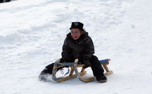 01-01-2009 SHOWBIZZ; WINTERSPORT VAKANTIE VOOR DE VIJF BAUERS IN OOSTENRIJK. De laatste vakantie voor de BAUERS met ze vijven op wintersport in Oostenrijk. Genieten van het prachtige doch erg koude weer, genieten van het plezier wat hun kinderen beleefden in de metershoge sneeuw  en lekker uitslapen, de ultieme vakantie voor de Bauers. Het was de eerste keer dat ze met de familie richting de sneeuw gingen en absoluut niet de laatste zo vertelde Frans. Hun vakantie werd echter op 29 Dec. afgebroken omdat Frans jr. ziek werd en deskundige medische hulp nodig had, het was voor Frans en Mariska inpakken en naar Nederland terug te rijden. Frans Jr lijdt aan Pseudo Kroup dat is een ontsteking aan de luchtwegen. Eenmaal terug in Nederland werd toch uitbundig de verjaardag van Frans gevierd die 30 dec jarig was. De foto serie van de Bauers weerspiegelen het plezier wat ze beleefden in de prachtige bergen van Oostenrijk.
Exclusieve foto-s : Albert den Iseger fototeam.