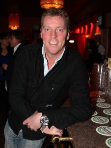 23-01-2009 SHOWBIZZ: GEELS EVENEMENTEN BUREAU VIERT WEER JAARLIJKS AWARD FEESTJE IN BOB SALOON. Tal van bekenden trotseerden het slechte weer om een avondje feest te vieren in Bob saloon en te genieten van tal van optredens. Gaston Starreveld babbelde het geheel aan elkaar en de charmante Carla Geels verraste de diverse artiesten op een ware Geels Award.
foto: Albert den Iseger.