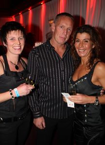 23-01-2009 SHOWBIZZ: GEELS EVENEMENTEN BUREAU VIERT WEER JAARLIJKS AWARD FEESTJE IN BOB SALOON. Tal van bekenden trotseerden het slechte weer om een avondje feest te vieren in Bob saloon en te genieten van tal van optredens. Gaston Starreveld babbelde het geheel aan elkaar en de charmante Carla Geels verraste de diverse artiesten op een ware Geels Award.
foto: Albert den Iseger.