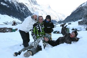 01-01-2009 SHOWBIZZ; WINTERSPORT VAKANTIE VOOR DE VIJF BAUERS IN OOSTENRIJK. De laatste vakantie voor de BAUERS met ze vijven op wintersport in Oostenrijk. Genieten van het prachtige doch erg koude weer, genieten van het plezier wat hun kinderen beleefden in de metershoge sneeuw  en lekker uitslapen, de ultieme vakantie voor de Bauers. Het was de eerste keer dat ze met de familie richting de sneeuw gingen en absoluut niet de laatste zo vertelde Frans. Hun vakantie werd echter op 29 Dec. afgebroken omdat Frans jr. ziek werd en deskundige medische hulp nodig had, het was voor Frans en Mariska inpakken en naar Nederland terug te rijden. Frans Jr lijdt aan Pseudo Kroup dat is een ontsteking aan de luchtwegen. Eenmaal terug in Nederland werd toch uitbundig de verjaardag van Frans gevierd die 30 dec jarig was. De foto serie van de Bauers weerspiegelen het plezier wat ze beleefden in de prachtige bergen van Oostenrijk.
Exclusieve foto-s : Albert den Iseger fototeam.