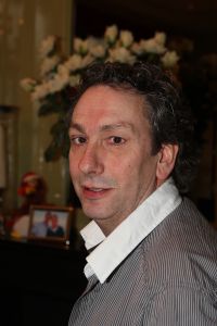 30-01-2009 SHOWBIZZ; ANDRE VAN DUIN KIEST WEER VOOR CORRY VAN GORP. Wat niemand meer voor mogelijk had gehouden gaat nu echt gebeuren. Andre van Duin en Corry van Gorp gaan weer samenwerken. De komiek polste zijn oud collega en die had er wel oren naar, maar het word geen gooi en smijt werk meer zo vertelde Corry mij. Ik ben nog in een goede conditie maar niet meer voor het te gekke werk. Mevrouw de Bok straks weer terug, dat word weer lachen en gieren.
foto: Albert den Iseger.