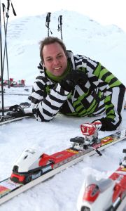 01-01-2009 SHOWBIZZ; WINTERSPORT VAKANTIE VOOR DE VIJF BAUERS IN OOSTENRIJK. De laatste vakantie voor de BAUERS met ze vijven op wintersport in Oostenrijk. Genieten van het prachtige doch erg koude weer, genieten van het plezier wat hun kinderen beleefden in de metershoge sneeuw  en lekker uitslapen, de ultieme vakantie voor de Bauers. Het was de eerste keer dat ze met de familie richting de sneeuw gingen en absoluut niet de laatste zo vertelde Frans. Hun vakantie werd echter op 29 Dec. afgebroken omdat Frans jr. ziek werd en deskundige medische hulp nodig had, het was voor Frans en Mariska inpakken en naar Nederland terug te rijden. Frans Jr lijdt aan Pseudo Kroup dat is een ontsteking aan de luchtwegen. Eenmaal terug in Nederland werd toch uitbundig de verjaardag van Frans gevierd die 30 dec jarig was. De foto serie van de Bauers weerspiegelen het plezier wat ze beleefden in de prachtige bergen van Oostenrijk.
Exclusieve foto-s : Albert den Iseger fototeam.