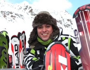 01-01-2009 SHOWBIZZ; WINTERSPORT VAKANTIE VOOR DE VIJF BAUERS IN OOSTENRIJK. De laatste vakantie voor de BAUERS met ze vijven op wintersport in Oostenrijk. Genieten van het prachtige doch erg koude weer, genieten van het plezier wat hun kinderen beleefden in de metershoge sneeuw  en lekker uitslapen, de ultieme vakantie voor de Bauers. Het was de eerste keer dat ze met de familie richting de sneeuw gingen en absoluut niet de laatste zo vertelde Frans. Hun vakantie werd echter op 29 Dec. afgebroken omdat Frans jr. ziek werd en deskundige medische hulp nodig had, het was voor Frans en Mariska inpakken en naar Nederland terug te rijden. Frans Jr lijdt aan Pseudo Kroup dat is een ontsteking aan de luchtwegen. Eenmaal terug in Nederland werd toch uitbundig de verjaardag van Frans gevierd die 30 dec jarig was. De foto serie van de Bauers weerspiegelen het plezier wat ze beleefden in de prachtige bergen van Oostenrijk.
Exclusieve foto-s : Albert den Iseger fototeam.