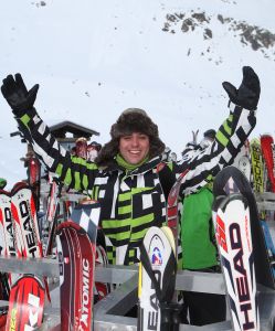 01-01-2009 SHOWBIZZ; WINTERSPORT VAKANTIE VOOR DE VIJF BAUERS IN OOSTENRIJK. De laatste vakantie voor de BAUERS met ze vijven op wintersport in Oostenrijk. Genieten van het prachtige doch erg koude weer, genieten van het plezier wat hun kinderen beleefden in de metershoge sneeuw  en lekker uitslapen, de ultieme vakantie voor de Bauers. Het was de eerste keer dat ze met de familie richting de sneeuw gingen en absoluut niet de laatste zo vertelde Frans. Hun vakantie werd echter op 29 Dec. afgebroken omdat Frans jr. ziek werd en deskundige medische hulp nodig had, het was voor Frans en Mariska inpakken en naar Nederland terug te rijden. Frans Jr lijdt aan Pseudo Kroup dat is een ontsteking aan de luchtwegen. Eenmaal terug in Nederland werd toch uitbundig de verjaardag van Frans gevierd die 30 dec jarig was. De foto serie van de Bauers weerspiegelen het plezier wat ze beleefden in de prachtige bergen van Oostenrijk.
Exclusieve foto-s : Albert den Iseger fototeam.